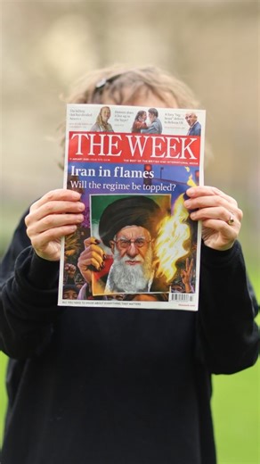 okdiario.com on Instagram: "‼️ "El verdadero feminismo". Activistas del colectivo francés Némésis realizaron en París una acción simbólica en apoyo a las mujeres iraníes: se quitaron el velo integral en público y quemaron imágenes de Ali Jameneí, líder del régimen iraní, en un gesto de protesta contra la represión y las normas impuestas sobre la vestimenta femenina. La escena se ha viralizado en redes, donde muchos usuarios la han enmarcado como “la verdadera revolución feminista”. Némésis es un