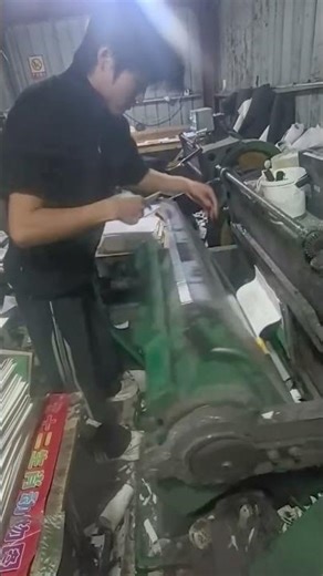 Ultra-Fast Paper Handling Skills in a Printing Workshop