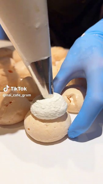 日本では珍しいザクフワ食感の新感覚スイーツ！ 📍福岡 / 天神 【店名】メルヴェイユ専門店 Queen 【時間】takeout 10:00〜 cafe 14:00〜 【定休】不定休 #福岡グルメ #japanesefood