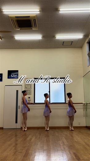Ｍ＆Ｒstudio on Instagram: "ポアントワーク バーレッスン編① 🔹 ポアント バーレッスンの目的 1. 足首・甲・足指の強化 → トゥで立つために必要な細かい筋肉を鍛える。 2. 正しいポアントワークの習得 → 立ち上がり（ルルヴェ）、降り方、体重移動の方法を学ぶ。 などがあります。一つ一つしっかり確認してやってもらいたいと思います。 ⭐️新規生徒さん募集⭐️ ご見学や体験レッスンも受け付けています。 お気軽にお問合せください。 🌟お問合せ🌟 📞08034568578 📩 info@m-and-r-studio.com #新規生徒募集 #mandrstudio #Ｍ＆Ｒstudio #調布市 #バレエ #コンクール #留学"