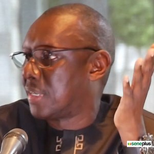 Dans son intervention sur le thème "Gouvernance locale et responsabilité citoyenne", le Pr Abdoulaye DIEYE a retracé l'historique de la décentralisation au Sénégal. Il a souligné qu'en dépit de son existence depuis 1872, la décentralisation peine à se concrétiser malgré l'adoption de diverses lois. Pour que la décentralisation soit une réponse pertinente à l'hyperprésidentialisme, il est crucial de remédier à ce manque d'effectivité. Le gouvernement actuel doit s'assurer d'un transfert effectif 