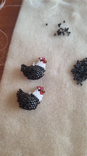 I seem to become obsessed with a new stitch marker pattern every year and this year it's 3D beaded chickens. It's a pattern by Ruth Kiel and uses peyote stitch to form the shape. I wouldn't say it's beginner friendly, but it's quite fun! I've not managed to memorise it just yet 😅 These chickens will come to @eastangliayarnfestival and @thewoolmontyshow this year 🐓 | Chromatic Yarns