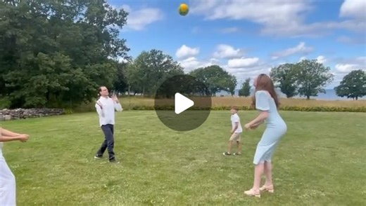 RTL Exclusiv | RTL | Mit einer kleinen Volleyball-Trainingeinheit haben Prinz Daniel, Prinzessin Estelle und Prinz Oscar von Schweden den 47. Geburtstag ihrer... | Instagram