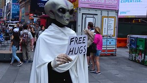 5.6K views · 37 reactions | Would you hug an alien? ALIEN DOING FREE HUGS IN NEW YORK!!! Source: Zylok Youniverous Subscribe: youtube.com/user/Youniverous | Paradigm Shift Central | Facebook