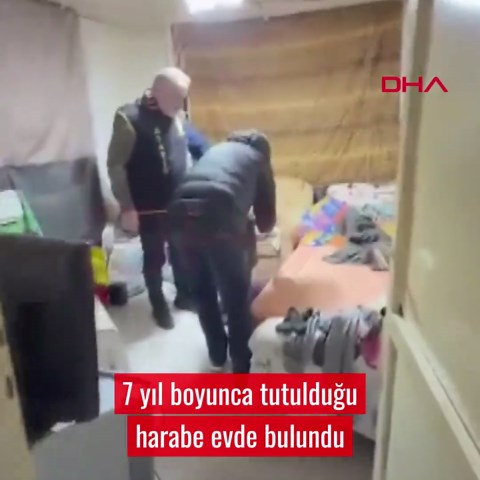 Türk babanın Alman sevgilisinden kaçırdığı çocuk, 7 yıl boyunca tutulduğu harabe evde bulundu #Bursa'da Umut K.'nin, Alman sevgilisi Rebecca S.'den (30) kaçırıp, sakladığı çocukları N.S. (8), 7 yıl sonra polisin operasyonu ile harabe bir evde bulundu. Babaanne Hanife S.'yi (60) adım adım izleyen 6 kişilik özel ekibin çalışması ile bulunan N.S. devlet korumasına alınırken, 7 yıl boyunca evden çıkarılmadığı belirtilen çocuğun kurtarıldığı anlar, kameraya yansıdı. Yiğithan HÜYÜK - Hüseyin SEZGİN / 