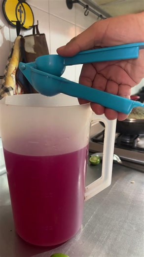 Agua de hojas de flor de bugambilia con limón