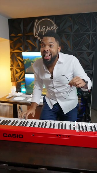 Touch The Band LIVE 😂. . Big Shoutouts to all my proud Vincentians out Dey! 🇻🇨. . #teamsvg #team784 #784 #784🇻🇨🌴🌞 #svg #saintvincentandthegrenadines #history #music #touchtheband #soca #socalovers #socamusic #svgtiktokers #
