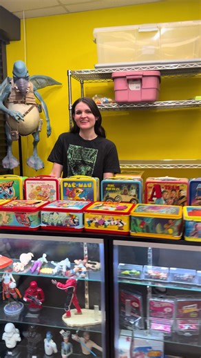 We just got in a beautiful collection of vintage lunch boxes with their original tags! 🧃🍎 Clean, colorful, and packed with nostalgia—these are display-worthy classics collectors love #VintageLunchboxes #VintageToys #80sNostalgia