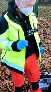 5.8K views · 102 reactions | Nach einem Autounfall versucht das Rettungsteam rund um Doc Caro einen Mann zu reanimieren. Die Schwierigkeit dabei: Warum ist der Mann reanimationspflichtig? Ist etwas vorgefallen, das zum Unfall geführt hat, zum Beispiel ein Herzinfarkt am Steuer? Oder hat der Patient schwere innere Verletzungen aufgrund des Unfalls? #doccaro #reel  "Doc Caro - Einsatz mit Herz" - Donnerstag, 20:15 Uhr in SAT.1 und auf Joyn. | SAT.1 | Facebook