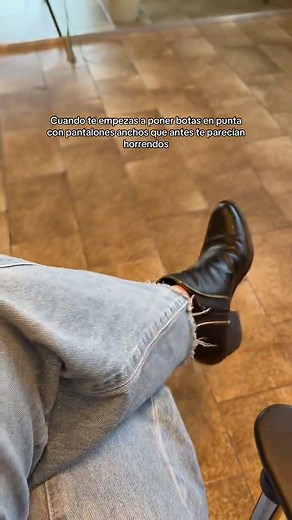Botas en Punta y Pantalones Anchos: Estilo en Tendencia
