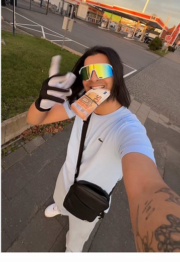 SIXX: Woher kommt das ganze Cash?