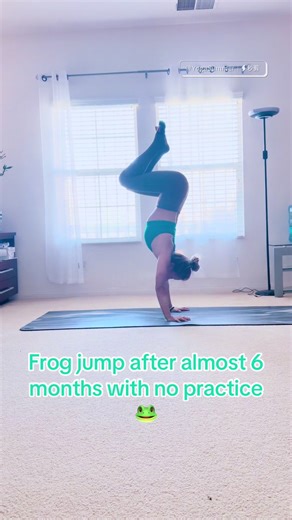 I hadn’t practiced frog jumps for almost half a year. Last week in class, my teacher asked us to do it, and that’s when I remembered to try again. So I tested it to see if I had gotten worse. Turns out… no progress, but no regression eitherf#flexibilitytrainingy#yogapracticem#mobilitytrainings#splitsjourneyy#yogajourney