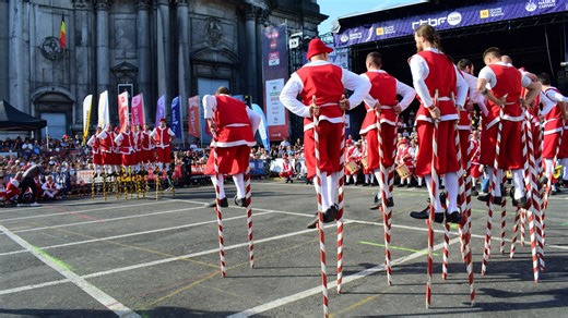 Qui a été le meilleur échasseur ? Revivez la Joute de l’Echasse d'Or lors des Fêtes de Wallonie 2025 - RTBF Actus