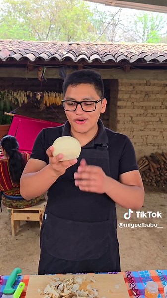 COMIENDO JÍCAMA POR PRIMERA VEZ Sinceramente, la jícama por sí sola me pareció un poco insípida, pero al combinarla con el nuevo Chilemix de @Malher queda riquísima 🤤 #Chilemix #LlegoElMasChilero #ChileLimonyElDelPollito