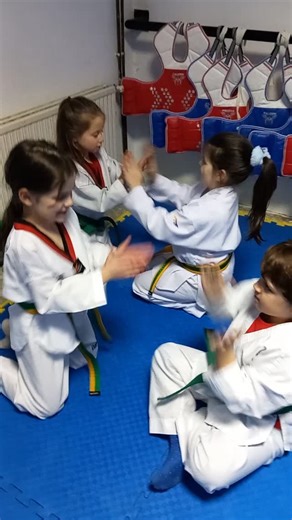 Tae Kwon Do club "DERVENTA" on Instagram: "👏🌈 ZAGRIJAVANJE UZ OSMIJEHE! 🌈👏 Djeca su radosna, plješću, igraju se i uživaju u treningu 💙 Taekwondo počinje kroz igru, smijeh i druženje 🥋✨ Naši mališani Dora, Tamara, Marko i Tea pokazuju da je zagrijavanje najljepši dio treninga kada se radi srcem ❤️ Igra + pokret = srećna djeca 😄 A srećna djeca – najbolji trening! #TaekwondoDjeca #VeseloZagrijavanje #MaliBorci #IgraIRadost #TKDDerventa 🥋💙"