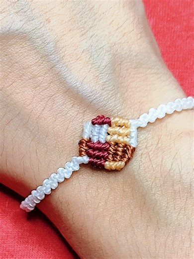 Pulseira Macrame feita com linha encerada de 1mm.Link tutorial nos comentários!🌸💓🧵✨ #macramecommunity #tutorialmacrame #macramebrasil #macrametutorial #MacrameDecor #macramebracelet #Pulseiras #macramelove #pulseiramacrame #macrame | Criativa Macrame