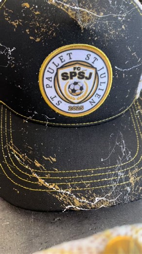 ⚽🧢 SPSJ x MAKAÏ 🔥 Fiers d’avoir accompagné le club SPSJ : Saint-Paulet-Saint-Julien avec cette casquette créée spécialement pour eux 💪 Un design unique, une fabrication artisanale faite main 🤚, et surtout une casquette qui représente l’esprit du club et de ses joueurs ⚽ Cet été, les jeunes du club vont pouvoir afficher leurs couleurs sur le terrain, en tournoi ou à l’apéro après le match 😎☀️ Un grand merci au club pour la confiance 🙏 Toujours un plaisir chez MAKAÏ de créer pour les clubs e
