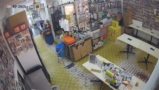 Ah Lian JIN BO LIAO 🤣💭 Iykyk la, inconsiderate human feeding birds and result to plenty of bird dropping their khim behind our shop. If you heng, you tio. Then buy LOTTERY. . I teach you ah, if you tio your shoulder, buy $1 dollar big $1 small. This area very common kana. . If you kana chest, buy $2 dollar big $2 small. This area, 很明显. Wash off the poop but still got the stain, siam buay zhao. Ppl cfm knw you tio jiao sai. . If kana head, ahh... So many ppl dont kana, but kana you only. You sa