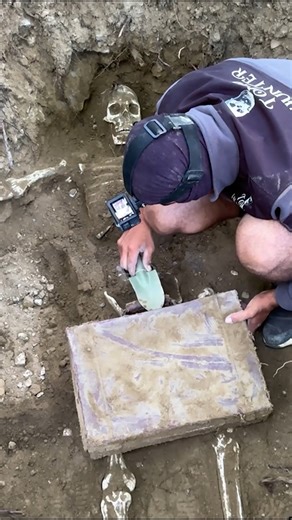 we found a bag full of treasure. | Tomb Hunter