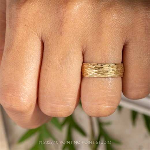 Tree bark wedding band | Beachweddingtips.com
