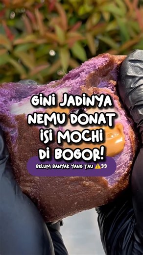 KULINER BOGOR | BOGOR EATERY on Instagram: "[𝙉𝙀𝙒 𝙄𝙉 𝘽𝙊𝙂𝙊𝙍‼️] 𝙍𝙤𝙩𝙞 𝙞𝙨𝙞 𝙈𝙤𝙘𝙝𝙞 ❌ 𝘿𝙤𝙣𝙖𝙩 𝙞𝙨𝙞 𝙈𝙤𝙘𝙝𝙞 ✅ Yang long weekend ini kulineran ke Bogor, fix kudu melipir ke Jl. Bangbarung Raya (LOT 64 Collective Space) buat coba menu barunya @donat.ube yang namanya: DOMACHI (Donat Ama Mochi). Ada 3 varian rasa dari Nutella, Lotus Biscoff, Chocolate. Kombinasi donat lembut, mochi kenyal, dan isian melimpah ini. enak. pol sih 🤯 Favorit: Nutella yang lumer pol sama Lotus yang m