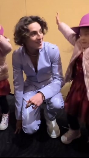 D ❤️🕊 on Instagram: "Oompa Loompa👯🎶💜🧡 Omgosh this is so cute!! These two little girls start doing the Oompa Loompa dance and singing 🥰🥰 *Timothée’s stories . . . . #tchalamet #oompaloompa #wonka #willywonka #presstour #japanesegirls #cutenessoverload #timotheechalamet #timothée #timothéechalamet"