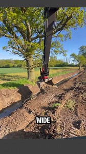 77K views · 129 reactions | This excavator uses a wide ditching bucket paired with a full-rotation tiltrotator, allowing it to shape the canal from one fixed position. #Ditching #Tiltrotator | Lara Amélia | Facebook