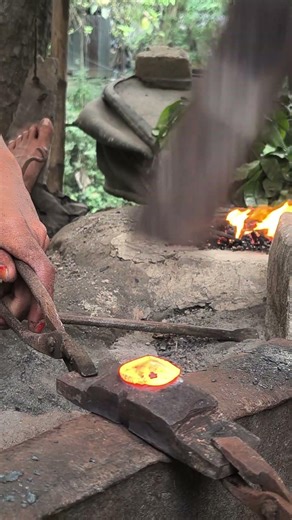 ​⚒️ SEATTLE FORGE: The Master's Iron Spike!🔥#BlacksmithForging1#IronNail #ASMR #Shorts#usa#uk#vairal