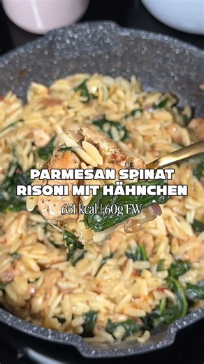Nadi • Fashion | Fitness | Food | Interior on Instagram: "Anzeige | Parmesan Spinat Risoni mit Hähnchen ⬇️ zum Rezept ⬇️ ✅ unfassbar lecker !! 🤤 ✅ proteinreich - 60g Proteine !! ✅ nur 651 Kalorien pro Portion!! Dieses schnelle und proteinreiche Rezept musst du unbedingt abspeichern und nachmachen. Wenn du es nicht machst, dann verpasst du definitiv was ! 🤫 Zutaten: 70g Risoni Nudeln 150g Hähnchengeschnetzeltes 40g rote Zwiebeln 100g Blattspinat 50g Saure Sahne 40g Parmesan Gewürze -> More Knob