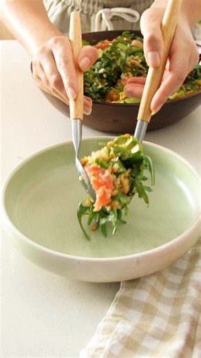 This salad is so delicious I made it 2 days in a row, once as a main and once as a side, and when you know how many salads and recipes we're testing on a regular basis, it's a pretty big deal! The combo of beautiful fresh vegetables, with creamy butterbeans, refreshing mint, and filling quinoa, is taken to a whole new level with the Dijon chili grapefruit dressing. It’s spicy and tangy and brings a very exciting touch to the salad. Recipe is in the comments 💕 | Plantbaes