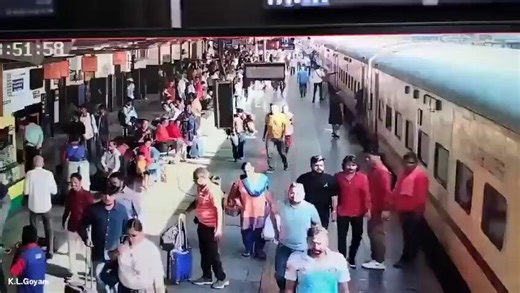 📍Surat, Gujarat: A passenger slipped while trying to board a moving Train and fell into the gap between the train and platform, remaining trapped for nearly 20 minutes before help arrived.