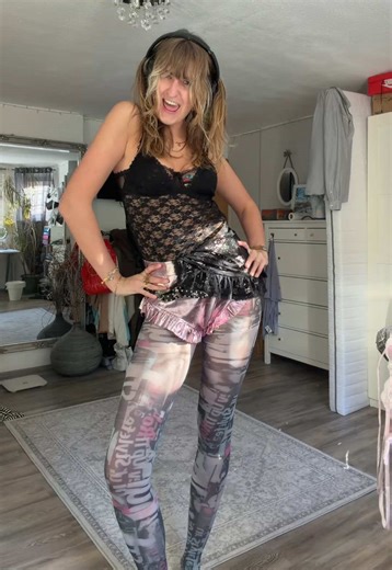 Melanie hat gekocht mit dem Song #melaniemartinez#newmusic#fitcheck#whimsical#thights