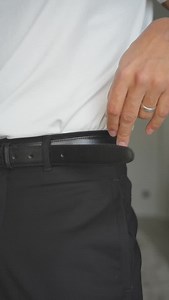 Hack to Keep Your Belt End in Place If you’ve ever worn a belt that’s slightly too big, you know how annoying it is when the end sticks out and “dances” around, ruining your look. Here’s a simple and effective trick: use double-sided tape. How does it work? 1. Cut a small piece of double-sided tape. 2. Stick it to the inner side of the belt’s loose end. 3. Press the end firmly against the belt, making sure it stays in place. This trick is quick, invisible, and effective, keeping your belt neat a