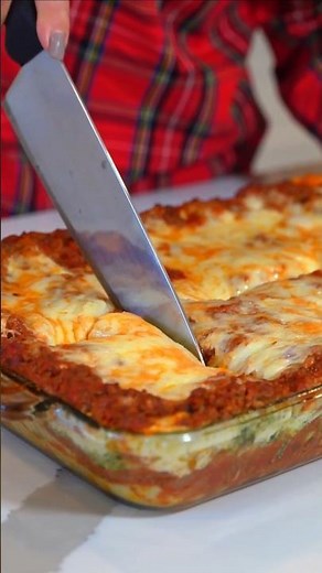 How to Make Italian Christmas Lasagna Red, White & Green Edition #ChristmasLasagna #HolidayRecipe #