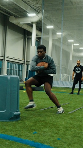 Welcome to AK Running Back Training Academy... ...A school for Running Backs to master their craft‼️ Here we transition the hip flip into a Lateral slide Create space and explode through contact ‼️ Transitional movements Lateral Agility Hip Mobility Footwork Contact Balance Shout out to @maj.imaging for outstanding footage! 🔥 #AKTraining #DatWerk #BuildingBetterBallers 🎮 🕹 | Athletic Konnection Training