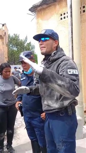 Oficial CPNB dio el rescate de los 30mil dólares en efectivo que los CICPC quisieron robarse alegando que lo utilizarían como prueba de lo ocurrido en el edificio destruido el dinero se le dio a los mismos familiares que rompieron absolutamente todo el dinero. #cpnb #cicpc #laguaira #hurto