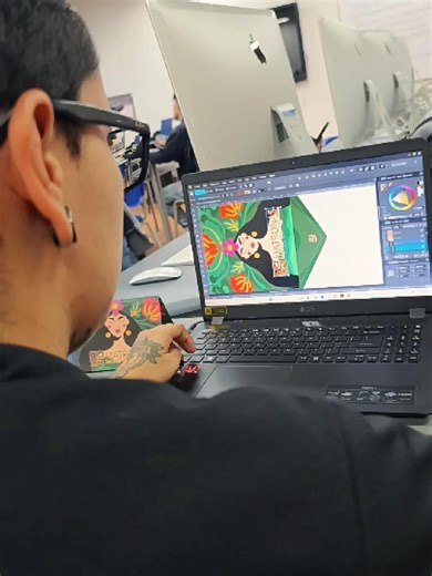 📦✨ Del concepto a la realidad Mira todo lo que hay detrás: ideas, creatividad, pruebas, errores y MUCHOOOO talento 🎨🔥 Así trabajan nuestros aprendices 💛 ¡Puro aprendizaje real! #ProcesoCreativo #EmpaquesCreativos #TalentoSENA #Diseño