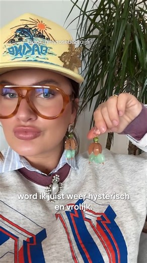 Weg met de clean girl aesthetic! Amy Rose pakt uit met grote oorbellen, felle kleuren, drukke prints en petten. Hoe hysterischer, hoe beter. | RTL Boulevard