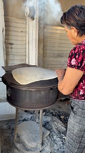 25K views · 701 reactions | OIGAN, NO CONOZCO A LA SEÑORA PERO…LLÉGUENLE CON DOÑA SARA, PASE POR AHÍ Y LA AROMA A TORTILLAS SOBAQUERAS  ME REGRESO. Constituyentes y Gpe. Victoria . HAY QUE HACÉRSELA BUENA A ESTA GENTE TAN CHAMBEADORA❤️ | La Morrita FM | Facebook