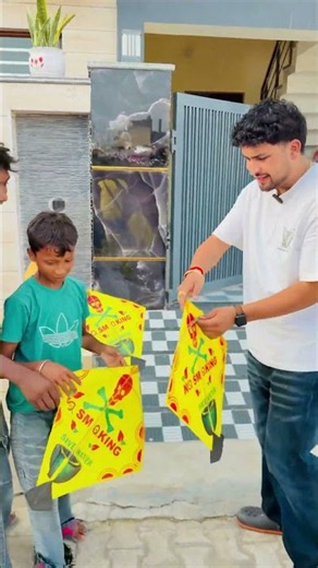 बच्चे चार दिन से मेरे घर के बाहर बैठे थे उनको मैंने पतंग दिये😍🪁#kite #kiteflying #patang