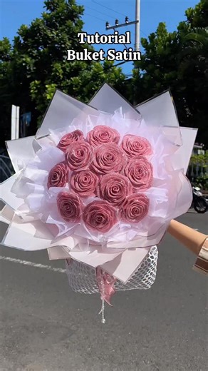 Ross Florist | Florist Jogja | Toko Bunga Jogja on Instagram: "Hadiah disini lengkap banget ada bunga segar, bunga kering, bunga artificial, boneka, snack, uang, dome, vas, bunga papan, dan masih banyak lagi☺️ HARGA MULAI 5K AJA!!! 📍 Ross florist gor uny Ross florist fbe uii Ross florist umy . . Instagram : @buketsnackjogja @ross.florist . . #tokobungajogja #buketwisudajogja #buketjogja #buketbungajogja #jualbungajogja #floristjogja #bouquetjogja #tokobungajogja #buketsnackjogja"