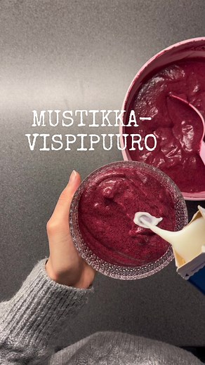 Niin hyvää😍🫐!! OHJE - 1 l vettä - 5 dl mustikoita —> keitä noin 10 min Lisää sekaan: - 1,5 dl mannasuurimoita - 0,5 dl sokeria - 0,5 tl suolaa —> keitä välillä sekoittaen noin 10 min —> anna jäähtyä —> vatkaa kuohkeaksi #mustikkavispipuuro #vispipuuro #fyp #ruokavinkit #resepti