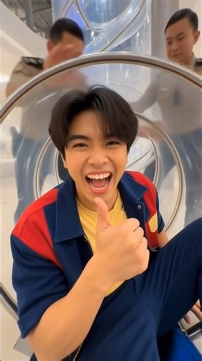 Part 3 - Si kuya Pogi kundoktor pala ng 🎺 akala ko pa slide-slide lang sa glass na padulasan ng mall eh 👨🏻 Kaya mo bang subukan kung magkaroon man ng glass na padulasan sa SM Mall of Asia? 😳 #SMMOA #MallOfAsia #SMMallofAsia #Pasay #EDSA Music Title: Wow Artist: Giulio Cercato | Kami ay Pinoy