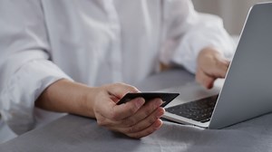 "Angajata model" dintr-un spital din Galaţi care lăsa bolnavii și colegii fără bani pe card. Le lua până şi voucherele de vacanţă