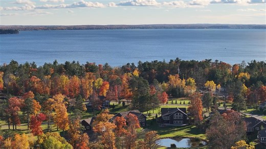 As the seasons change, so does the color of our canvas — but the feeling remains the same. Whether it’s sunny days on the lake or fireside evenings wrapped in flannel, every season at Grand View is grand in its own way. 🍂 | Grand View Lodge