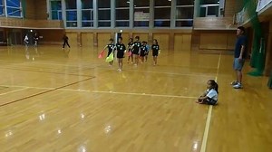Watch, enjoy & learn from this video featuring young Japanese line judges practicing their craft on how to be A GREAT line judge. DO YOU KNOW ANYONE WHO NEEDS PRACTICE with line judging? TAG that person! Hah! Video By: instagram.com/voleyvideo | VOLLEYWOOD