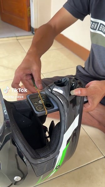 Cara Membuat Dudukan HP di Helm dengan Kreatif