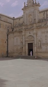 Lecce è una faccenda di luce. È nella sua luce che le figure del barocco entrano in scena. Dalla basilica di Santa Croce al laboratorio di uno scultore che lavora quella stessa pietra degli antichi maestri scalpellini. Dalle cucine di un ristorante stellato guidate da una donna che ha nella sua storia anche le ricette della nonna polacca al museo voluto da una francese e dal marito pugliese in cui le opere possono essere toccate. Lecce is fundamentally characterized by its light. It is through t