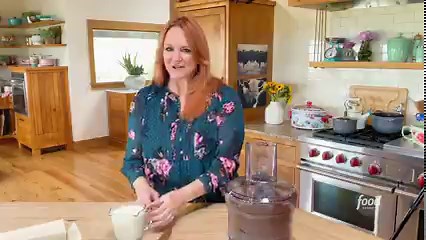 You're only THREE ingredients away from the best chocolate cake! 🍰🍫 It uses one super-simple ingredient in place of flour, cocoa and sugar, and our minds are BLOWN! See more of The Pioneer Woman - Ree Drummond, Saturdays at 10a|9c. Get the recipe: http://foodtv.com/3mBpYIp. | Food Network