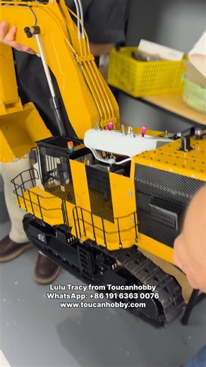 You’re gonna need backup for this one 😅 The 1/14 scale hydraulic CAT 6015B weighs a massive 63kg, it’s a workout just moving it around! 💪 One of the heaviest and most powerful RC excavators out there 🔥 #Toucanhobby #hydraulicrc #rclife #lulu #rcchick #rcnation #rcconstruction #construction #hydraulic #excavator #rcexcavator #rc | Lulu Tracy